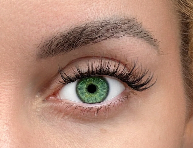 Model wearing Get Fluffed Level 2 Everyday Essential press on cluster lashes eyelash extensions in Auckland NZ